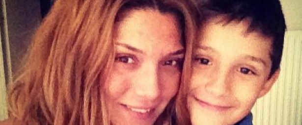 Η Αγγελική Ηλιάδη με τον γιο της τραγουδούν Σάκη Ρουβά! (βίντεο)