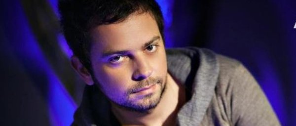 «Του έρωτα το χάδι» | Ο Άγγελος Μιχαήλ παρουσιάζει το νέο του τραγούδι