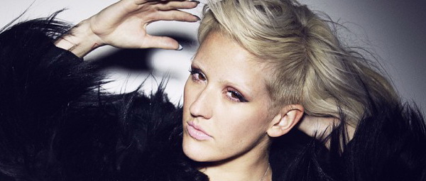 «I Need Your Love» I Η Ellie Goulding σε μια live acoustic έκδοση του τραγουδιού