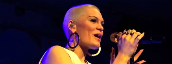 Η Jessie J τραγουδά το “Stay” της Rihanna μαζί με την ομάδα της στο The Voice