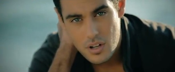 Ο Κώστας Μαρτάκης μας λέει «Τα καλοκαιρινά τα σ’ αγαπώ» backstage