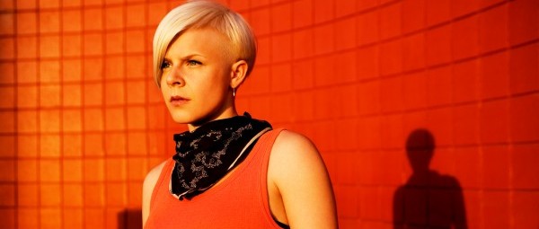 “You Should Know Better” | Νέο video clip από την Robyn σε συνεργασία με τον Snoop Dogg