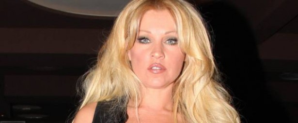 «Απομυθοποιείσαι» | Η Σαμπρίνα επιστρέφει ανανεωμένη 