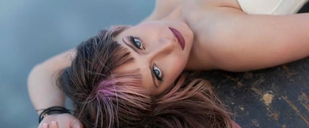 Η Αλεξία Αϊβάζη μας λέει «Να ‘σαι δίπλα μου»!