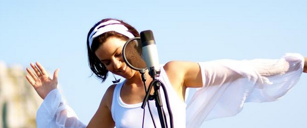 Ανδριάνα Μπάμπαλη :''Το μουσικό μου όνειρο είναι τα όμορφα τραγούδια, αυτό μου δίνει χαρά''