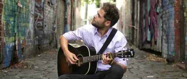 O Passenger παρουσιάζει live το νέο του τραγούδι, “Holes”