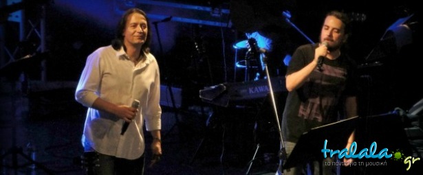 Γιάννης Κότσιρας & Στάθης Δρογώσης: Έκαναν όλο το Πειραιά να ακολουθήσει «Τα Βιαστικά πουλιά του Νότου» | φωτορεπορτάζ