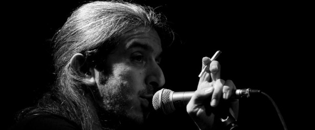 «Άδης» | Ακούστε το νέο τραγούδι από τον Γιάννη Χαρούλη!