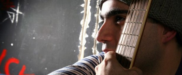 «Φεύγω από δω» | Γνωρίστε τον Γιάννη Χατζόπουλο μέσα από το νέο του video clip