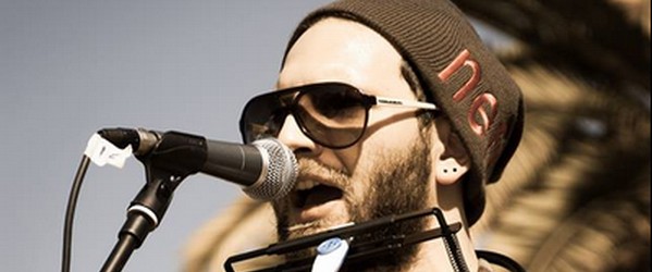 «Δήθεν» | Γνωρίστε τον Απόστολο Γουγουλάκη μέσα από το νέο του τραγούδι