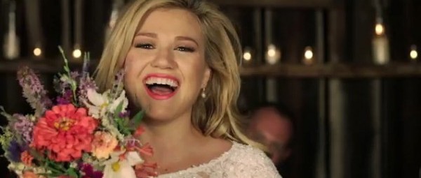 “Tie it up” | Η Kelly Clarkson παντρεύεται και μας παρουσιάζει το νέο της video clip
