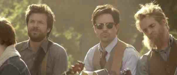 Mumford & Sons| Δείτε το νέο τους video clip με τη συμμετοχή 4 γνωστών κωμικών ηθοποιών