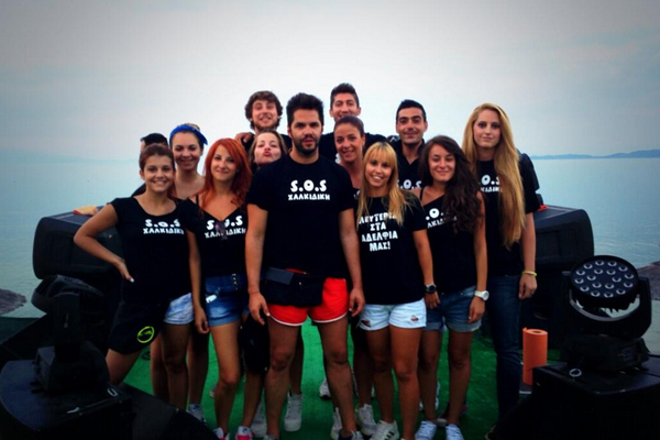 Ολα τα παιδια εδώ κάνουν αγώνα ενάντια στην εξόρυξη χρυσού .. Εκπέμπουν το δικό τους sos