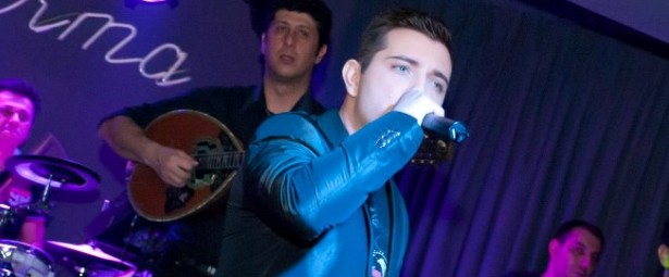Ο Μάκης Αλεξίου μας παρουσιάζει το νέο του τραγούδι!