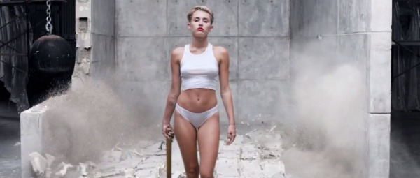 Miley Cyrus | Δείτε το καινούριο video clip της "Wrecking Ball" + την tracklist του album της "Bangerz"