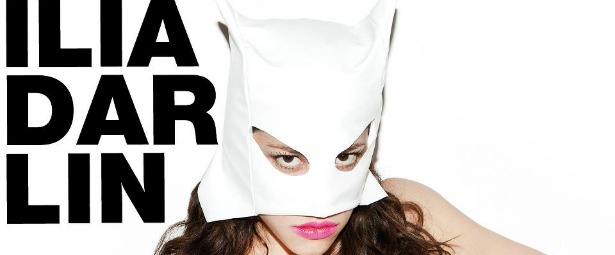 H Ilia Darlin απαγγέλλει το "Ραντεβού στην παραλία" της Φουρέιρα! | Βίντεο