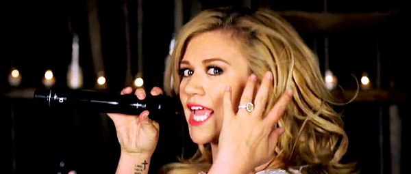 Kelly Clarkson| Δείτε τα behind the scenes από το video clip του “Tie It Up”