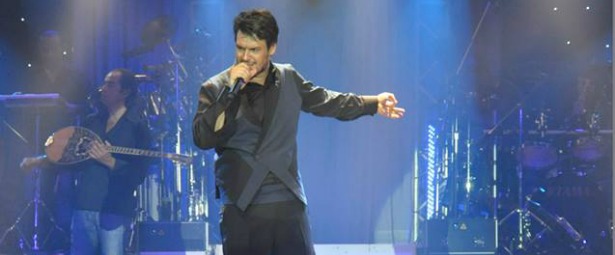 Δείτε ολόκληρο το πρόγραμμα του Πάνου Κιάμου & των Vegas στο "Club 22"