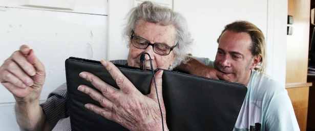 Ο Στέφανος Κορκολής ερμηνεύει Μίκη Θεοδωράκη στο Βεάκειο Θέατρο 11/7!