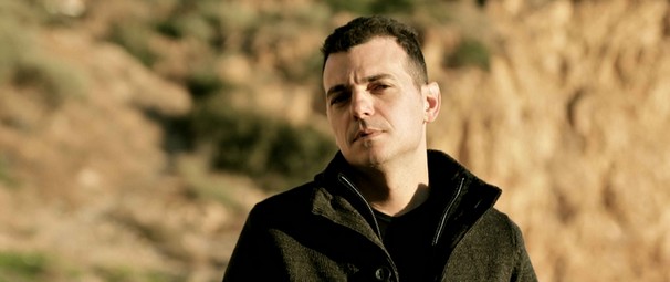 Μανώλης Φάμελλος| Δείτε το νέο του συγκινητικό video clip για "Μια θέση στο τρένο"