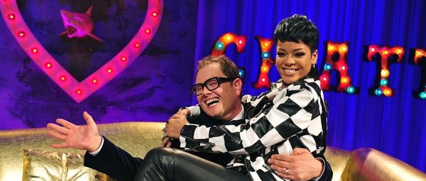 Rihanna| Δείτε τη μοναδική εμφάνισή της για το “What Now” στον Alan Carr Chatty Man