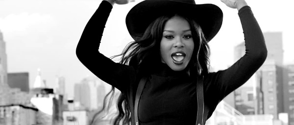 Θεατής έριξε ένα κουτάκι στην Azealia Banks και αυτή παράτησε τη συναυλία στη μέση!