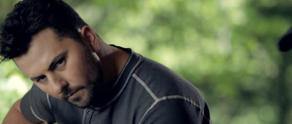 “Whiskey In My Water”| Ακούστε το νέο single του Tyler Farr