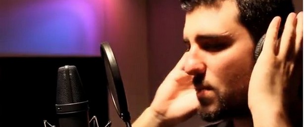 «Στο Υπογράφω» | Ο Αντώνης Οικονόμου επιστρέφει με ερωτική διάθεση