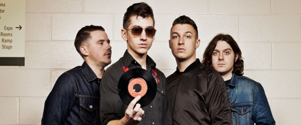 Δείτε τους Arctic Monkeys με τον Homme παρέα στη σκηνή!