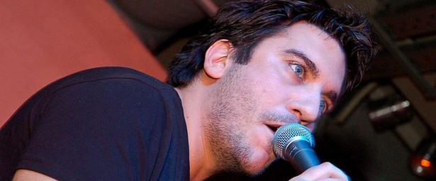 «Καλύτερα μαζί σου και τρελός» | Ακούστε την νέα διασκευή του τραγουδιού από τον Δημήτρη Φάκο