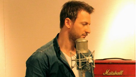 Ο Κώστας Καραφώτης στο Στούντιο Ηχογράφησης... Δείτε φωτογραφίες & ακούστε το teaser