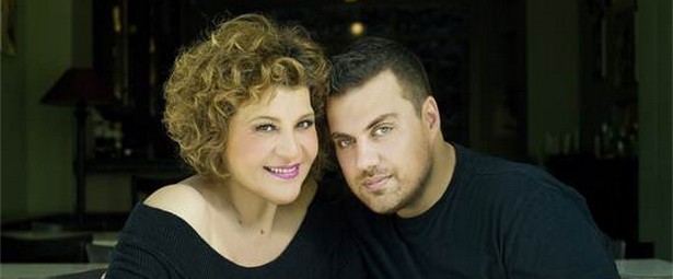 Ο Θέμης Καραμουρατίδης στο studio συντονισμένος σε «Ευθεία Γραμμή»