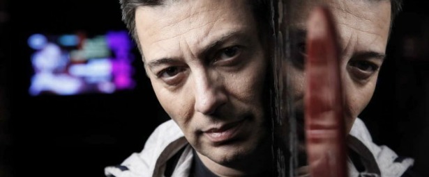 «Δε λέει» | Ο Νίκος Μακρόπουλος επιστρέφει ανανεωμένος! (teaser)