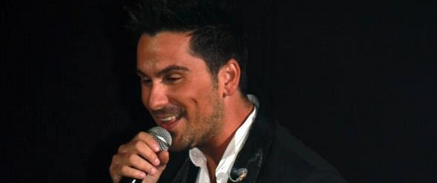 Ο Θανάσης Βασιλάκος ευχαριστεί τους δημιουργούς του νέου του τραγουδιού!