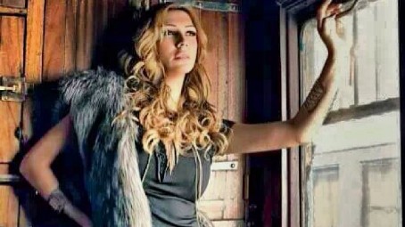 Βασιλική Νταντά: Άφησε για λίγο το μικρόφωνο και έγινε μοντέλο... Δείτε φωτογραφίες!