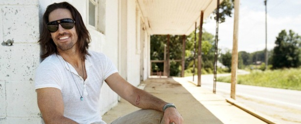 “Ghost Town”| Ακούστε το νέο τραγούδι του Jake Owen