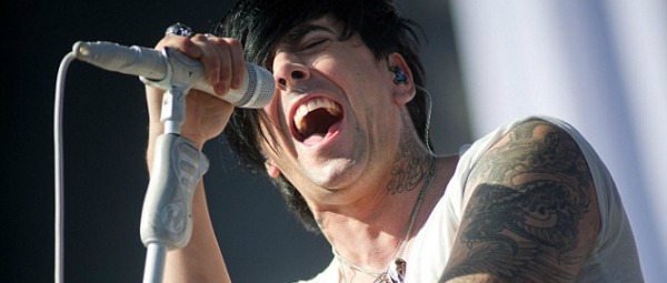 Σοκ στη Μ. Βρετανία: Τραγουδιστής ομολόγησε ότι ασελγούσε σε ανήλικους