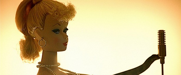 Δείτε σε 15 φωτογραφίες τους καλλιτέχνες να μεταμορφώνονται σε… κούκλες! (Part 2)