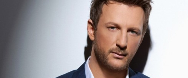 Ο Κώστας Καραφώτης ερμηνεύει live το “Μόνο αν θες εμένα” σε λαϊκή version!