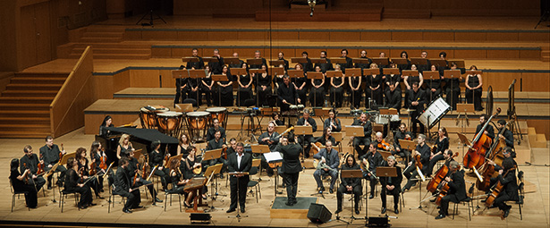 Φόρος τιμής στο «Άξιον Εστί» του Μίκη Θεοδωράκη από την Καμεράτα, το Γιάννη Κότσιρα, το Δημήτρη Πλατανιά και το Νίκο Καραθάνο. | ρεπορτάζ