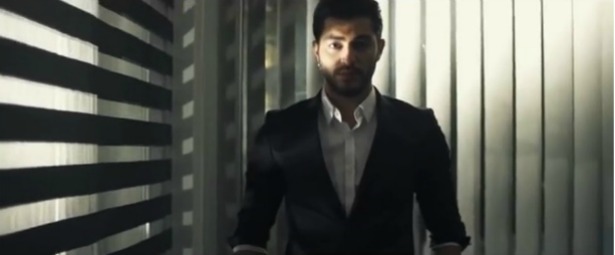 «Κάπου εδώ» | Δείτε το νέο video clip του Στέφανου Δημοσθένους!