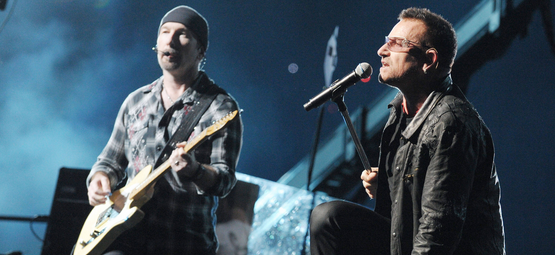 O Bono και ο Edge (των U2) παίζουν ζωντανά το "Get Lucky" και το "Let's Dance"