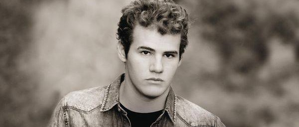 “Under Your Skin”| Δείτε το νέο video clip του Raul Gomez