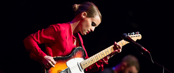 "Fire": Ακούστε την Anna Calvi να διασκευάζει Sprinsteen