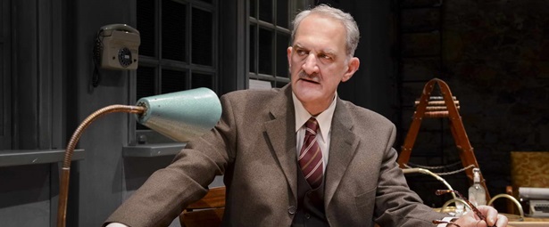 Πάμε Θέατρο | «Η εκδοχή του Μπράουνινγκ» από 22/12 στο Θέατρο Εμπορικόν