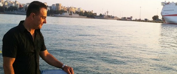 "Θα σπάσω τα παράθυρα" | Ακούστε το νέο τραγούδι του Σπύρου Χαρατσιάρη 