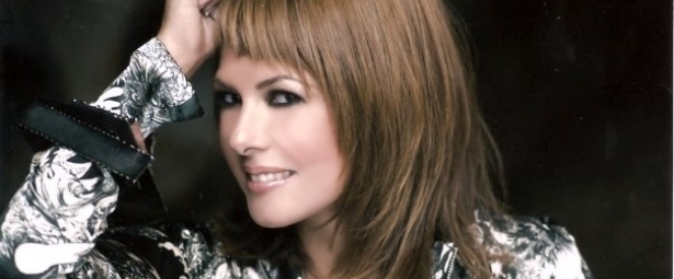 Ελένη Καρουσάκη | Με την Σαμπρίνα συνεχίζει τις εμφανίσεις της στο Mercury Live