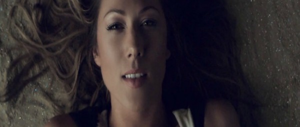 "Hold On" | Δείτε το νέο video clip της Colbie Caillat