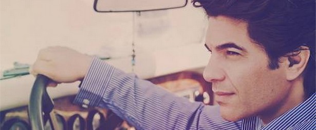 Νίκος Κουρκούλης|Ακούστε το νέο του τραγούδι με τίτλο ''Δε δικαιολογείται''