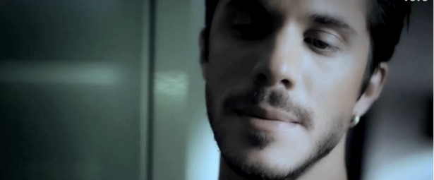 «Μη φύγεις τώρα» | Δείτε το νέο video clip του Νίκου Οικονομόπουλου!